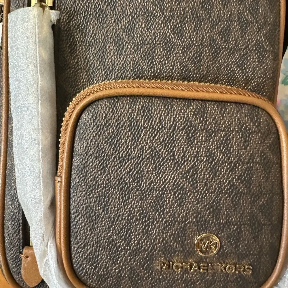 Michael Kors Crossbody Bag ~ Camera Bag ~ Elliot Brown Small Logo Cross Bag NWT - Picture 7 of 13